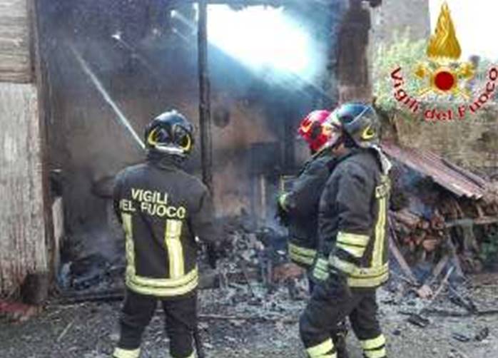 Fabbricato rurale in fiamme a Tropea, intervengono i vigili del fuoco