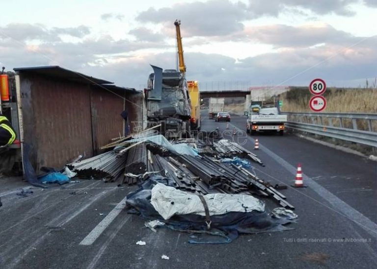 Autoarticolato si ribalta lungo l’A2 nei pressi di Mileto, ferito il conducente