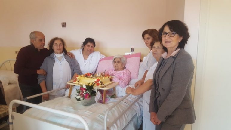 Mileto, la famiglia si stringe attorno a nonna Cattolica per i suoi 102 anni