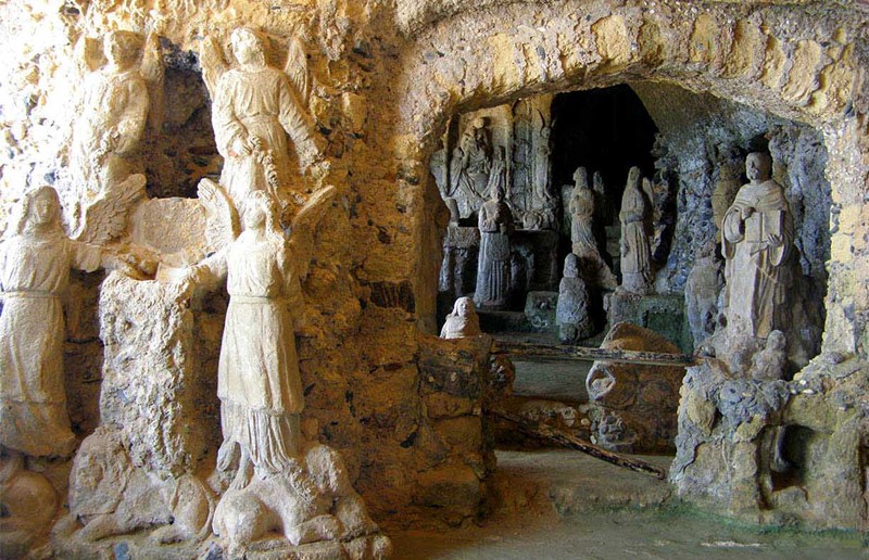 L'interno della chiesa di Piedigrotta a Pizzo