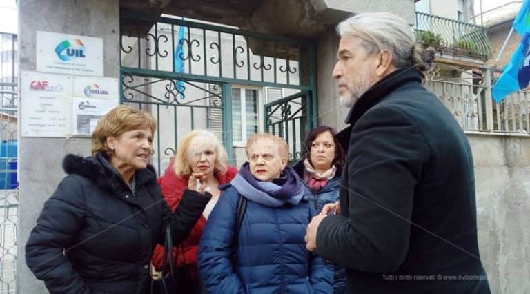 Vibo, la protesta degli addetti alle pulizie negli uffici pubblici: «Siamo stanchi» – Video