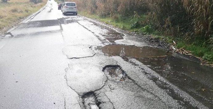 Le buche che tappezzano le strade vibonesi e quel disavanzo di 12 milioni di euro