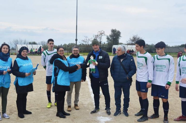 L’Unicef a Nicotera omaggia la squadra di calcio con il “pigotto” Ciccio