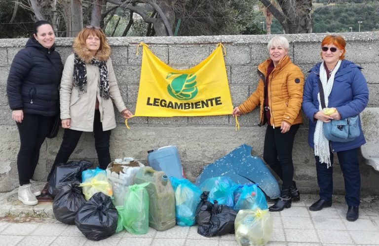 Zambrone, studenti a lezione di educazione ambientale col progetto “Puliamo il Mondo”