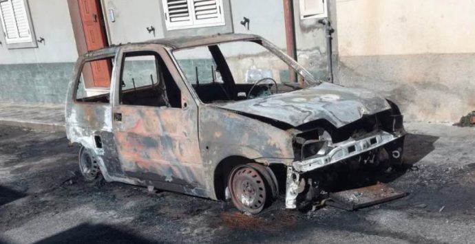 Auto in fiamme a Mileto. Si indaga sul passato del proprietario, già condannato per tentato omicidio