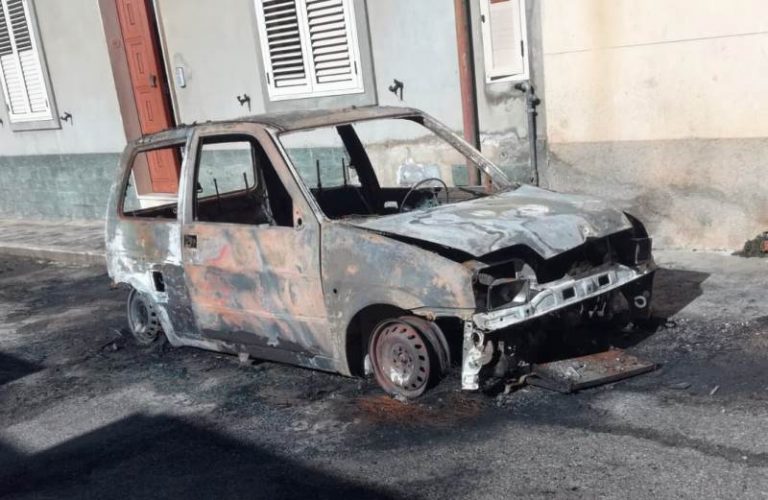 Auto in fiamme a Mileto. Si indaga sul passato del proprietario, già condannato per tentato omicidio