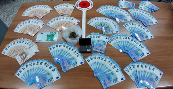 Denaro falso e droga, sorianese arrestato a Reggio