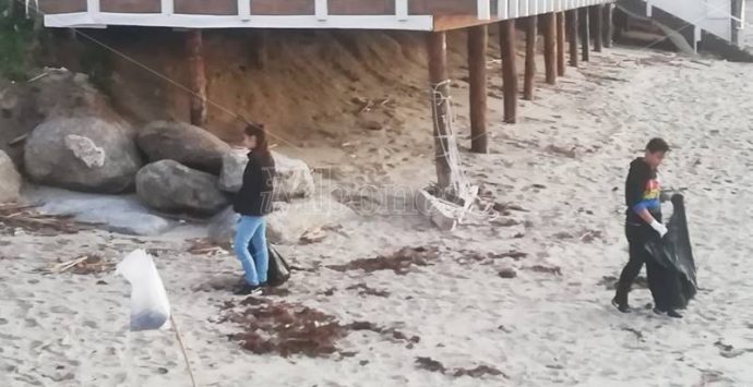 Il messaggio di Greta Thunberg arriva fino a Tropea: i bambini ripuliscono la spiaggia