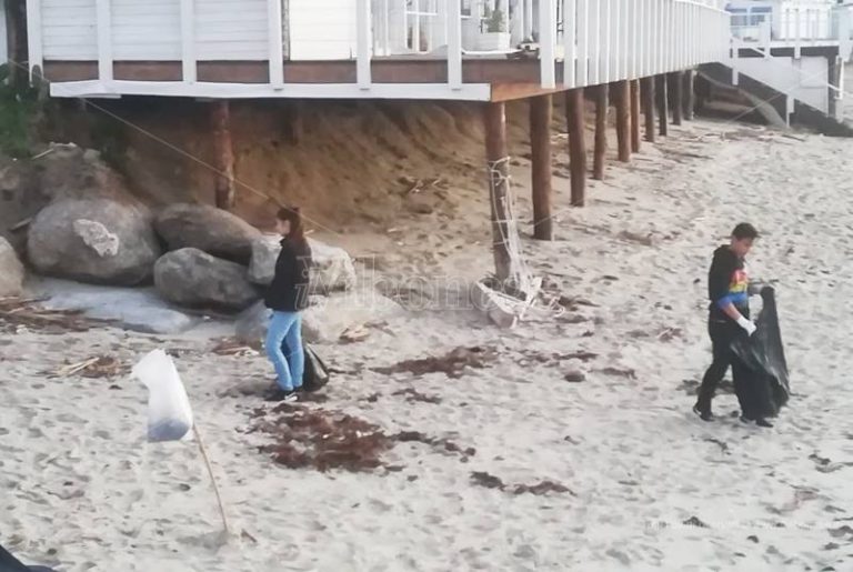 Il messaggio di Greta Thunberg arriva fino a Tropea: i bambini ripuliscono la spiaggia