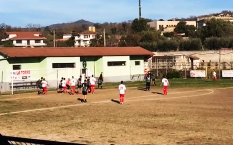 Capo Vaticano-Filandari, mega rissa in campo: l’arbitro sospende il match