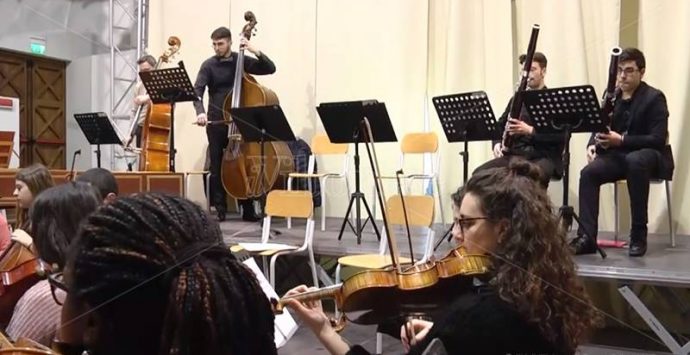 Applausi a scena aperta per il Concerto di primavera del Torrefranca di Vibo – Video