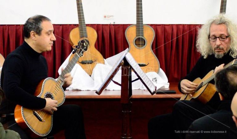 Musica ottocentesca, “The early guitar duo” incanta il pubblico di Nicotera – Video