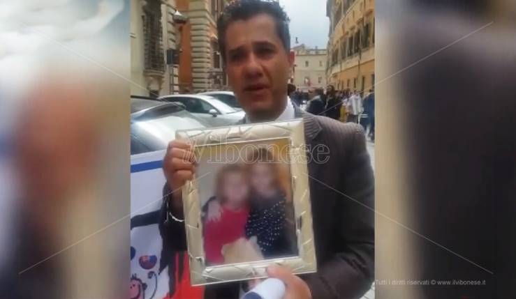 Papà senza festa, la battaglia di Emiliano per riavere le sue bambine – Video