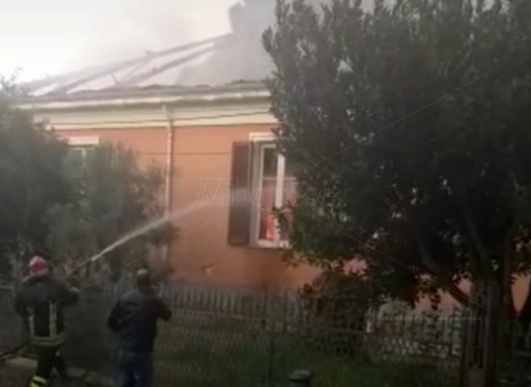 Paura a Conidoni, abitazione distrutta da un incendio in pieno centro