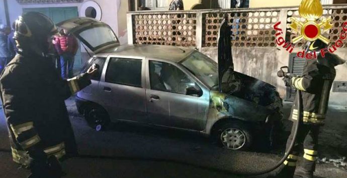 Auto in fiamme a Francica, tempestivo intervento dei vigili del fuoco