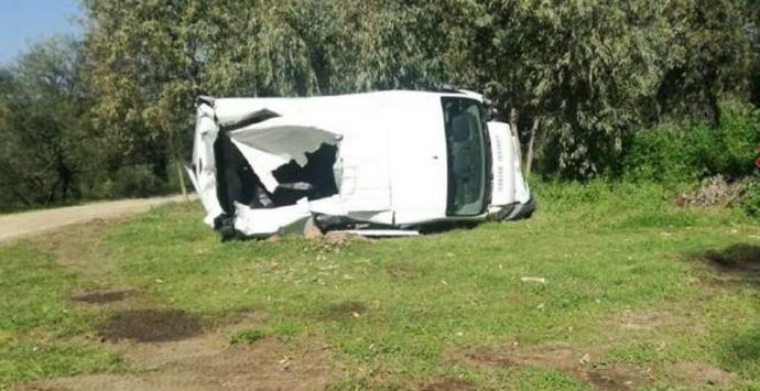 Raid incendiario a Soriano, un escavatore usato come ariete