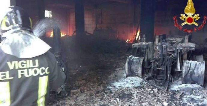 Soriano, deposito di mezzi agricoli devastato da un incendio: ingentissimi i danni – Foto