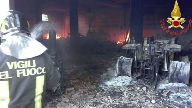 Soriano, deposito di mezzi agricoli devastato da un incendio: ingentissimi i danni – Foto