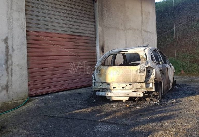 Grave intimidazione ad assessore comunale nel Vibonese, spari contro garage e auto in fiamme