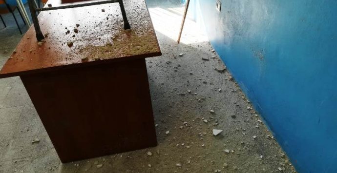 Mileto, intonaco si stacca dal soffitto e finisce sui banchi