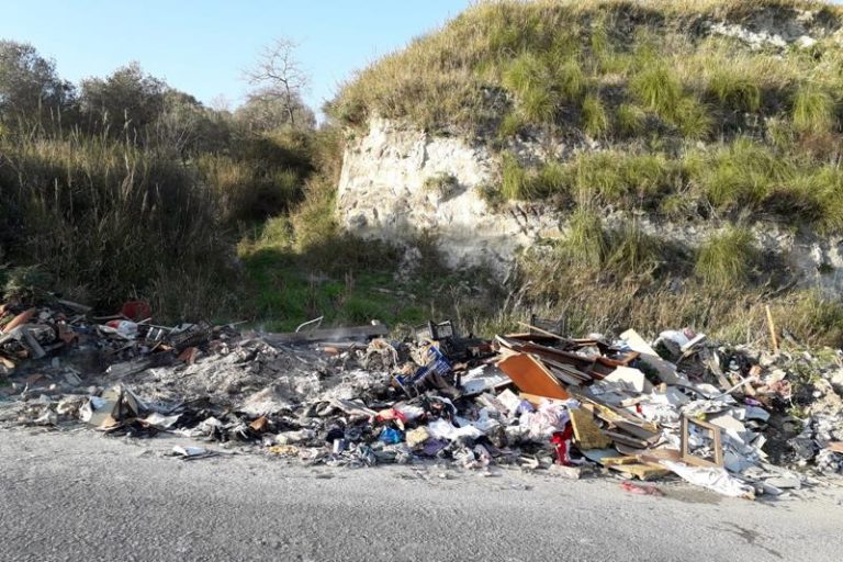 Mileto alle prese con diverse discariche abusive a cielo aperto – Foto