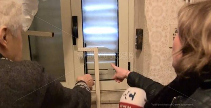 «Dacci i soldi o ti ammazziamo», a Pizzo cresce la paura per le rapine agli anziani – Video
