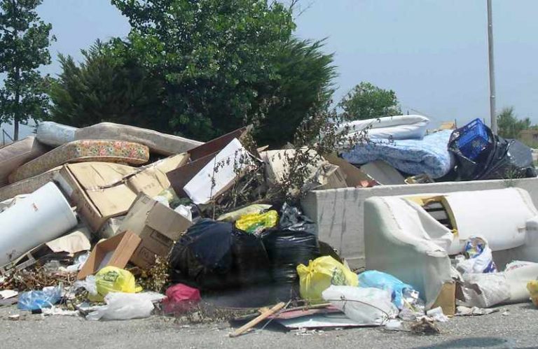 Ritiro dei rifiuti ingombranti a Vibo, sospeso il servizio