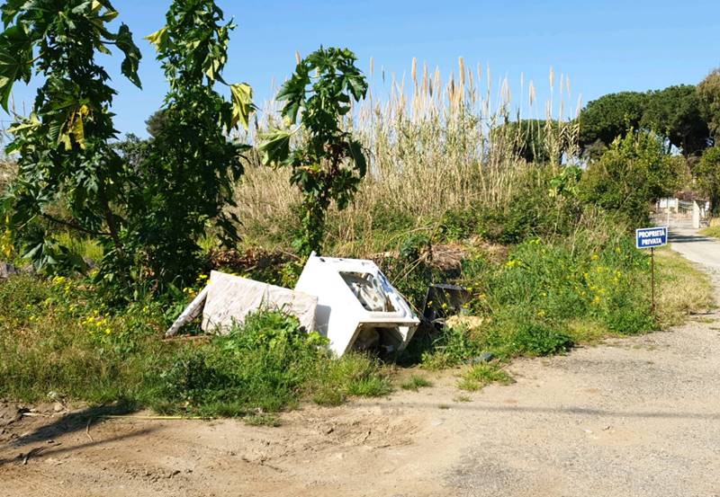 Rifiuti abbandonati in strada a Bivona