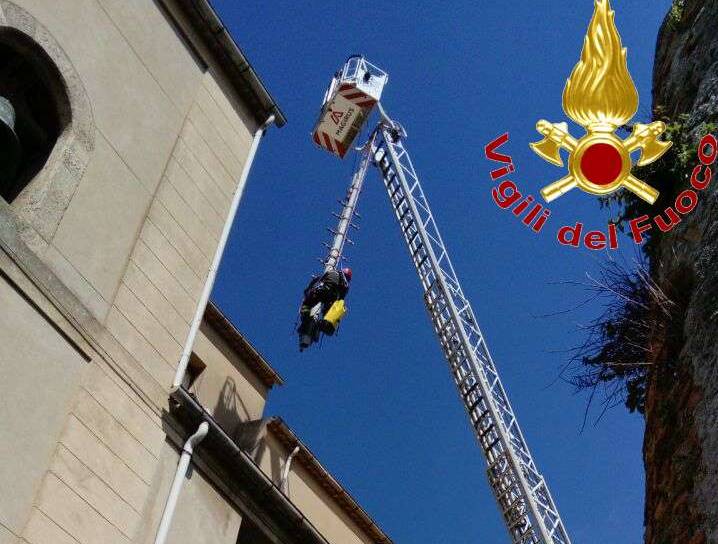 Antenne pericolanti sulla chiesa di San Giuseppe a Vibo, acrobatico intervento dei Vvf