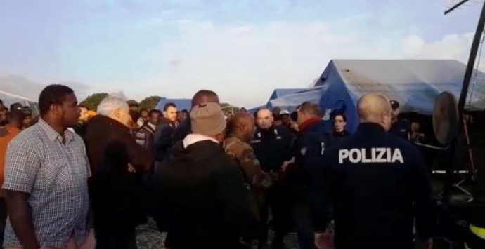 Ancora fiamme nella tendopoli di San Ferdinando: un altro morto