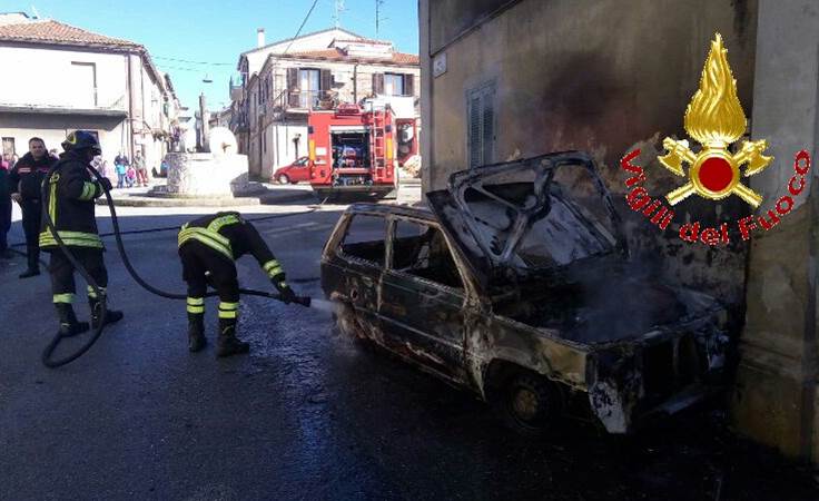 Auto in fiamme a Spilinga, intervengono i vigili del fuoco