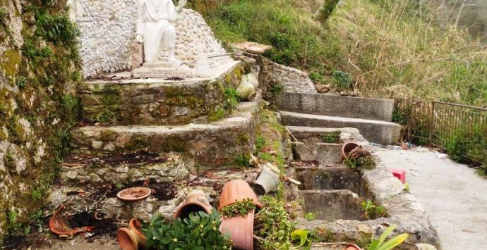 Vandali in azione a Vena: distrutta parte della statua di San Leoluca