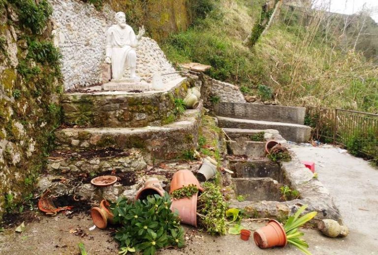 Vandali in azione a Vena: distrutta parte della statua di San Leoluca