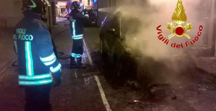 Auto in fiamme a Stefanaconi, necessario l’intervento dei Vigili del fuoco