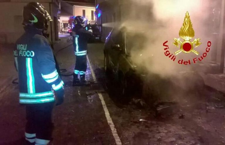 Auto in fiamme a Stefanaconi, necessario l’intervento dei Vigili del fuoco