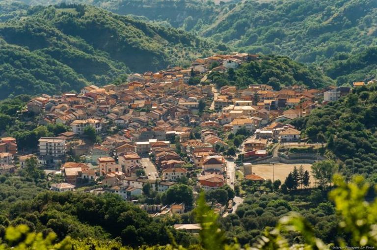 A Vazzano s’infiamma lo scontro politico, Villì mette in piazza gli “affari di famiglia” di Massa