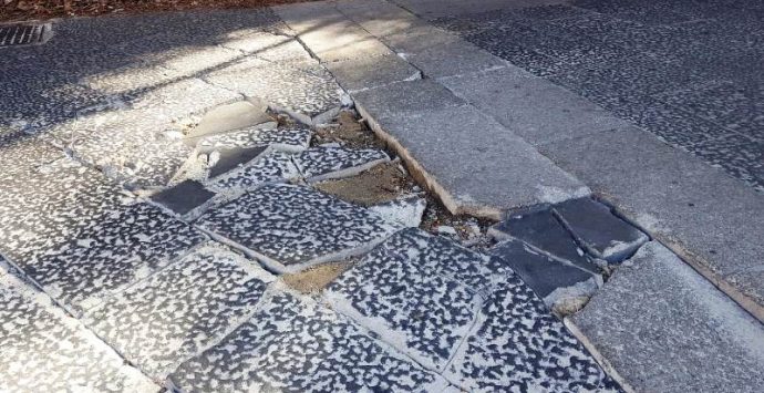 Basole saltate nel centro storico di Vibo e buche in strada, il Comune “sborsa” 45mila euro