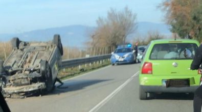 Incidente alle porte di Vibo, auto si ribalta: tre feriti