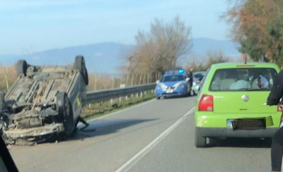 Incidente alle porte di Vibo, auto si ribalta: tre feriti