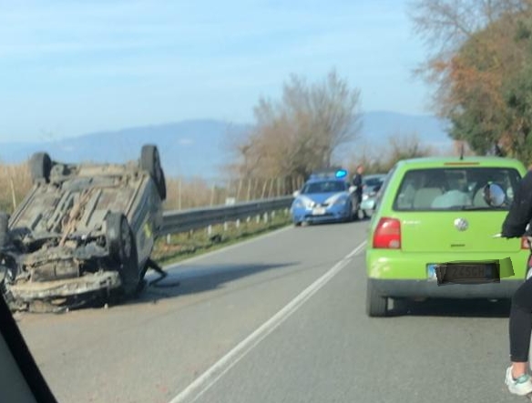 Incidente alle porte di Vibo, auto si ribalta: tre feriti