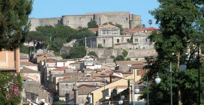 ‘Ndrangheta: il clan dei Piscopisani e la gestione di tre attività commerciali nel cuore di Vibo