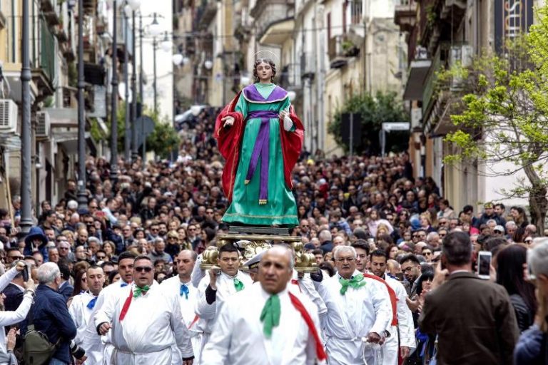 Vibo, appello al vescovo: «Ci faccia rivivere i riti della settimana santa»