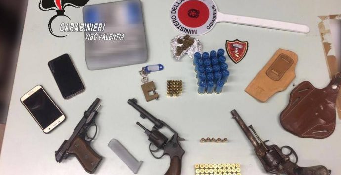 Armi e munizioni nascoste in cantina, 24enne di Vibo passa ai domiciliari