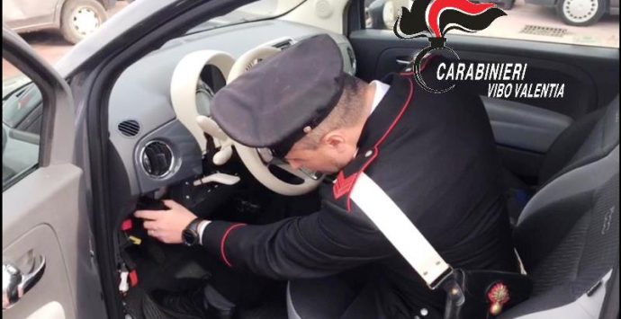 Rubano un’auto e fuggono, ma vengono intercettati dai carabinieri: quattro arresti