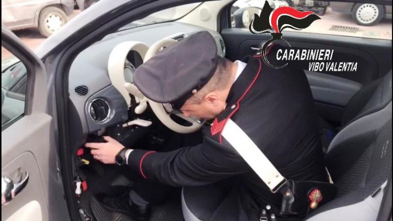 Rubano un’auto e fuggono, ma vengono intercettati dai carabinieri: quattro arresti