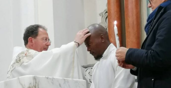 San Nicola da Crissa, giovane migrante riceve il battesimo a Pasqua