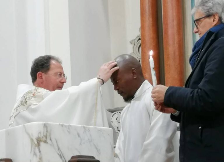 San Nicola da Crissa, giovane migrante riceve il battesimo a Pasqua