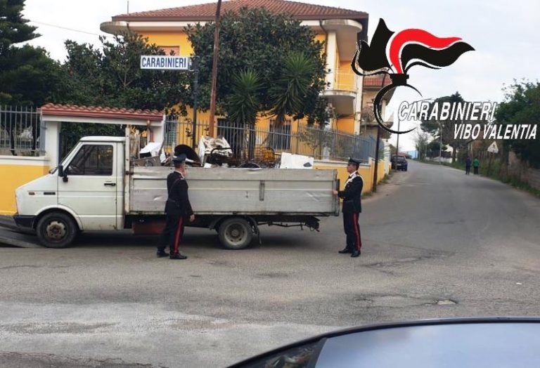 Furgone carico di rifiuti speciali, i carabinieri denunciano due persone