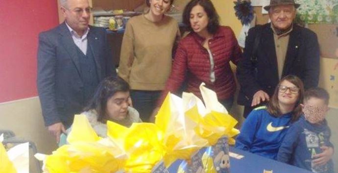 Dal Kiwanis di Vibo uova di cioccolato ai bambini del centro “Guardo oltre”