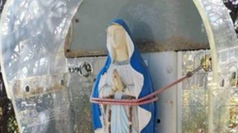 In linea con… la Madonna: e la cabina telefonica diventò edicola votiva